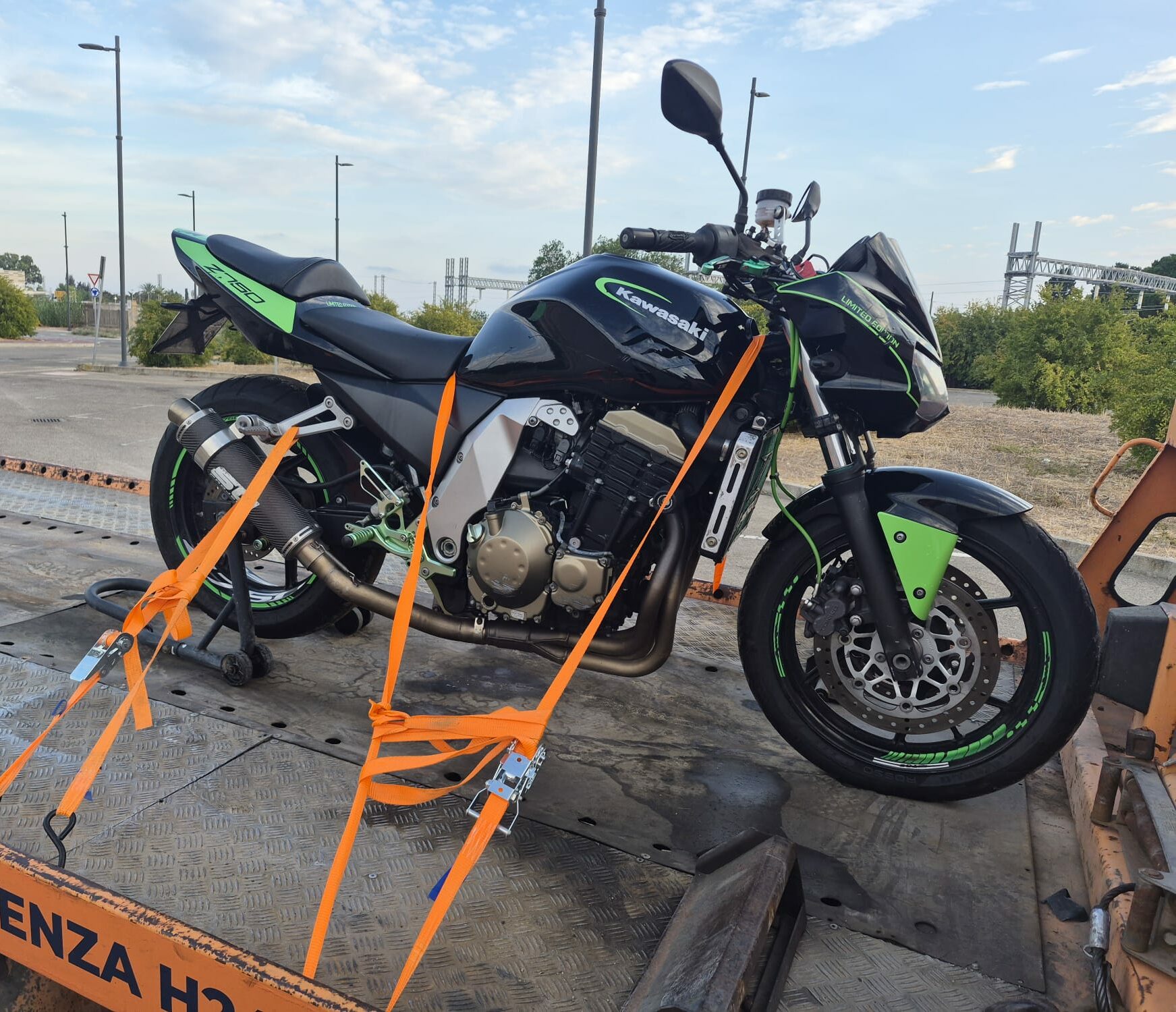 Home Trasporto sicuro di una moto con carroattrezzi Help Car H24